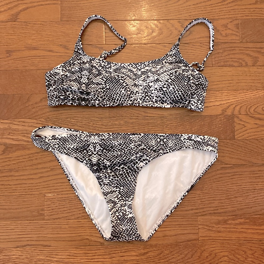 Black and white bikini size large great condition! Only Warren maybe once.